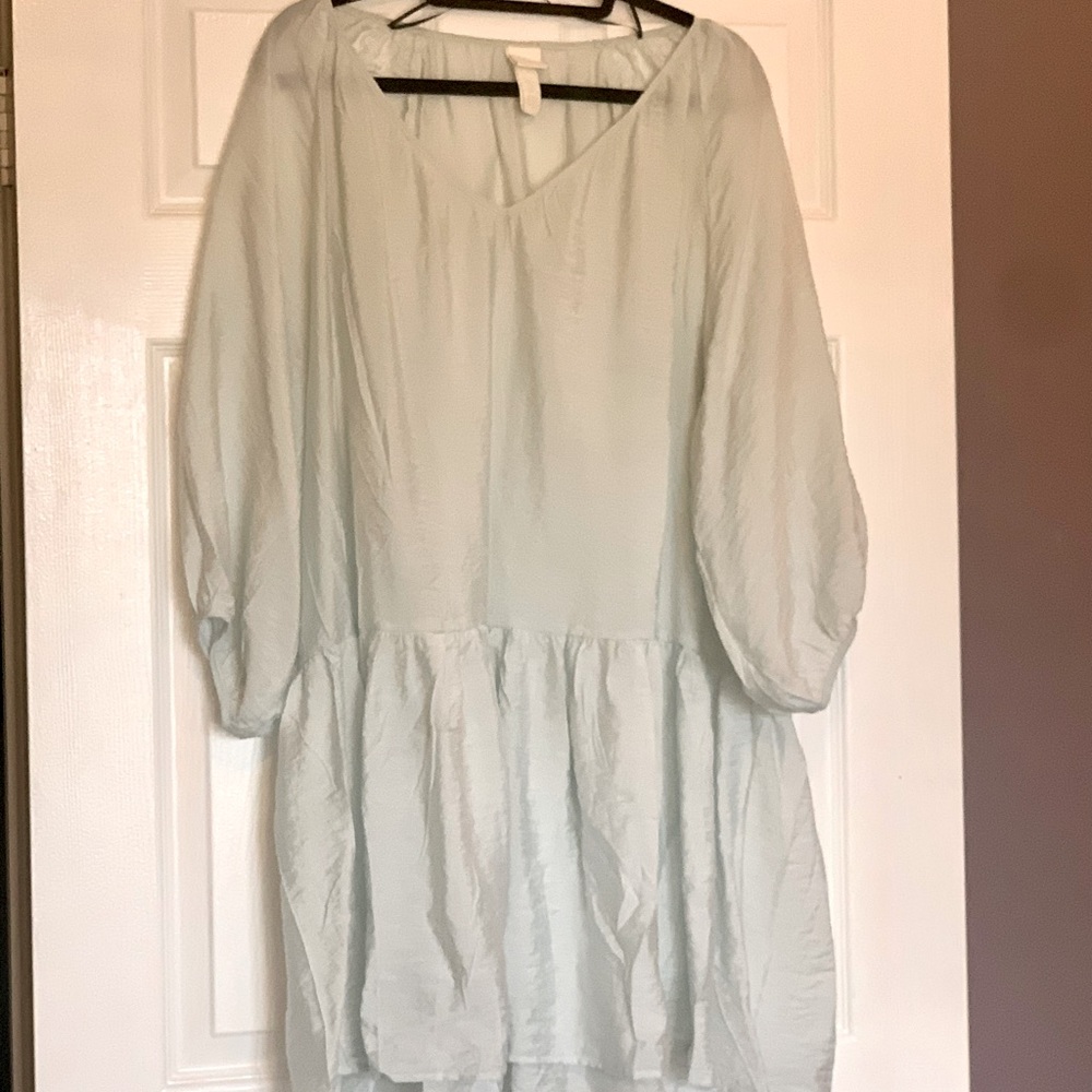 Short, V-neck dress in aquamarine. H&M